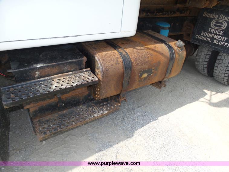 image for item K8438 2001 International 4700 dump truck