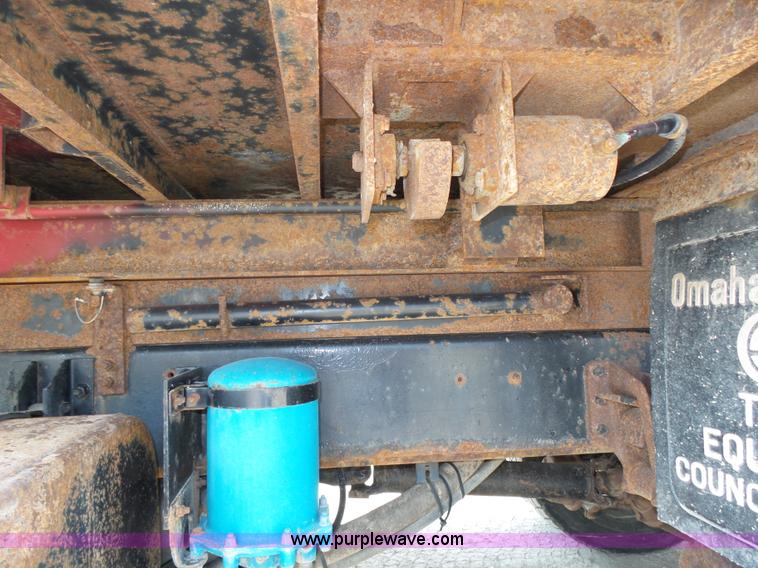 image for item K8438 2001 International 4700 dump truck