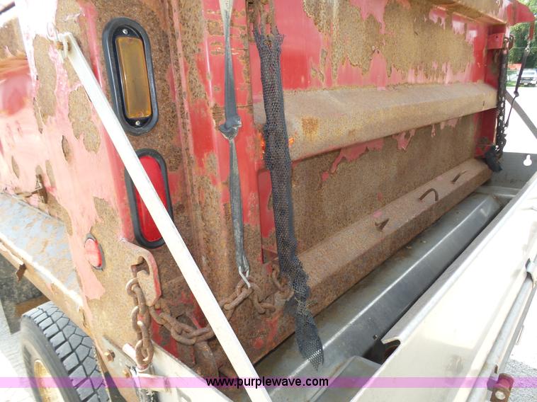 image for item K8438 2001 International 4700 dump truck