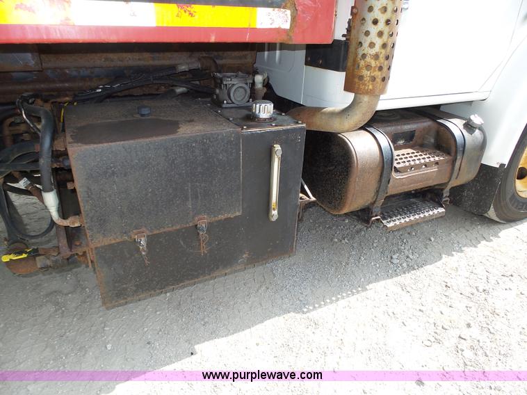 image for item K8438 2001 International 4700 dump truck