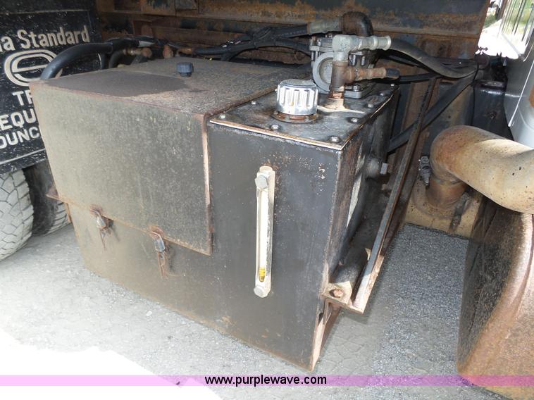 image for item K8438 2001 International 4700 dump truck