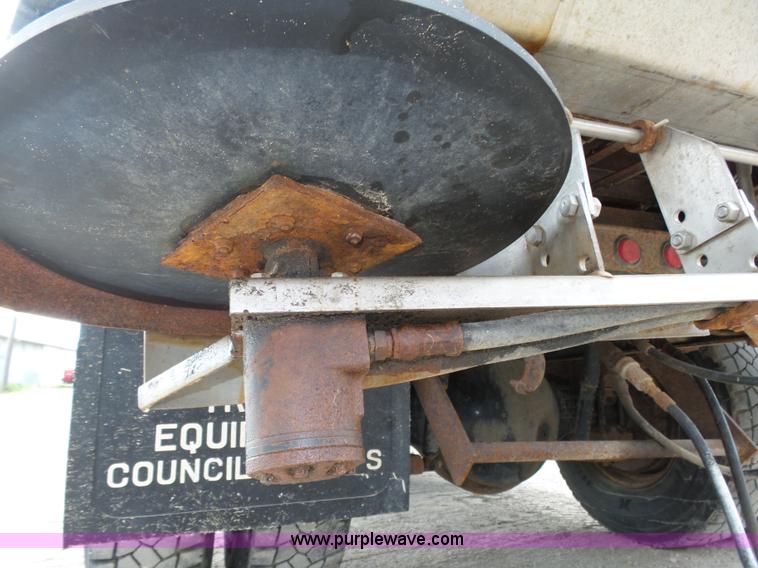 image for item K8438 2001 International 4700 dump truck