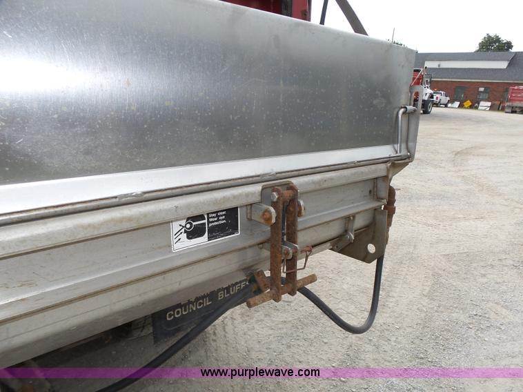 image for item K8438 2001 International 4700 dump truck