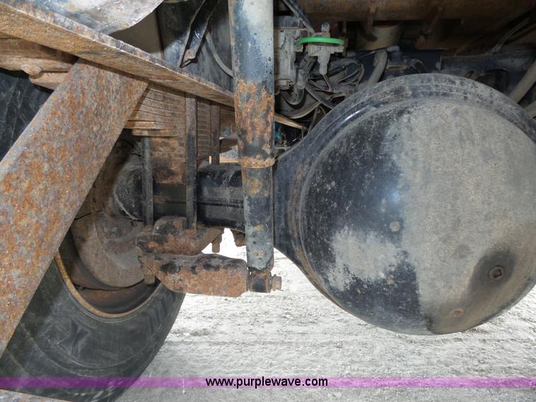 image for item K8438 2001 International 4700 dump truck