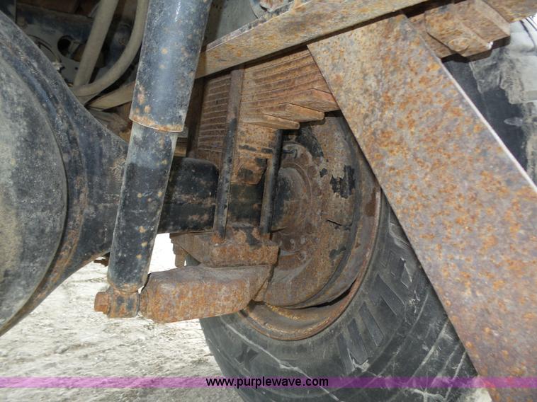 image for item K8438 2001 International 4700 dump truck