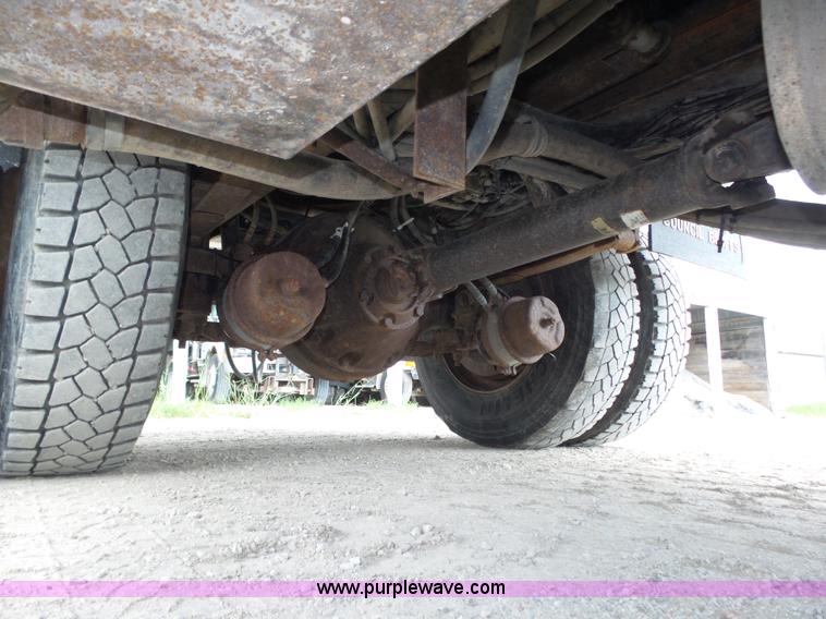 image for item K8438 2001 International 4700 dump truck