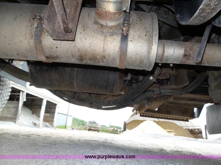 image for item K8438 2001 International 4700 dump truck