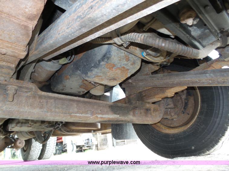 image for item K8438 2001 International 4700 dump truck