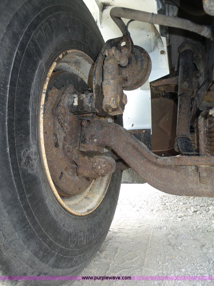 image for item K8438 2001 International 4700 dump truck