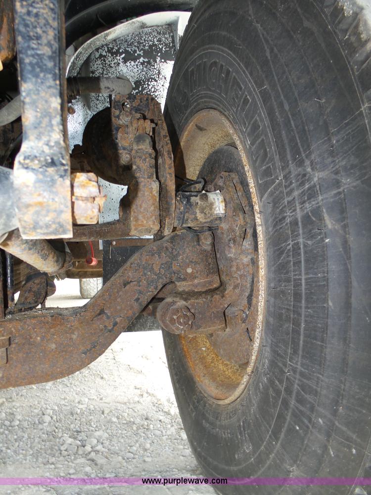 image for item K8438 2001 International 4700 dump truck