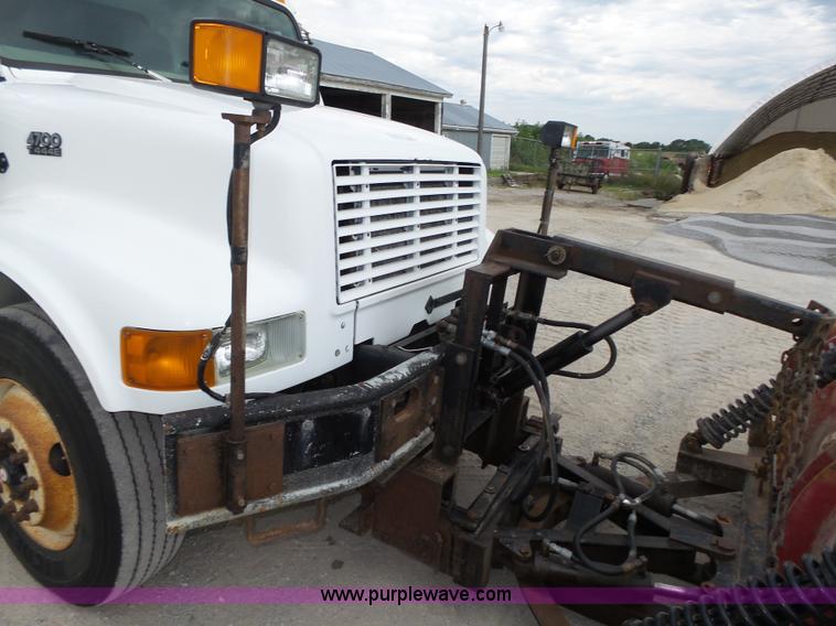 image for item K8438 2001 International 4700 dump truck