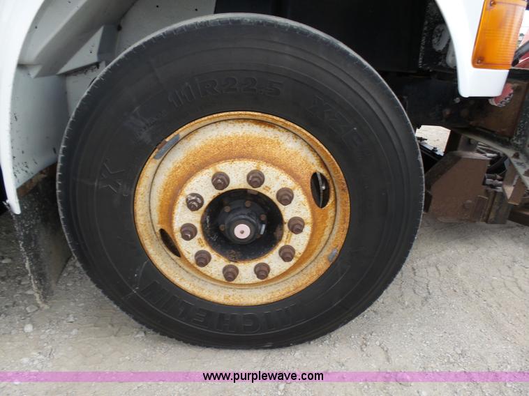 image for item K8438 2001 International 4700 dump truck