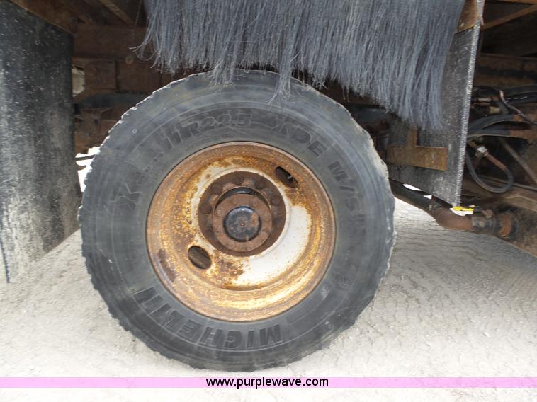 image for item K8438 2001 International 4700 dump truck