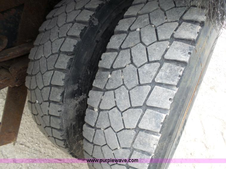 image for item K8438 2001 International 4700 dump truck