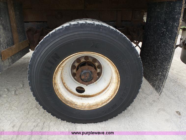 image for item K8438 2001 International 4700 dump truck