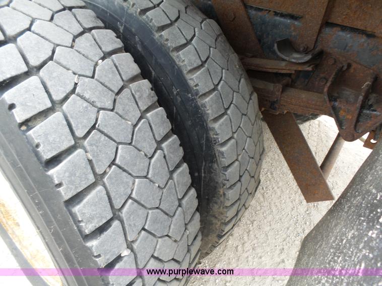 image for item K8438 2001 International 4700 dump truck