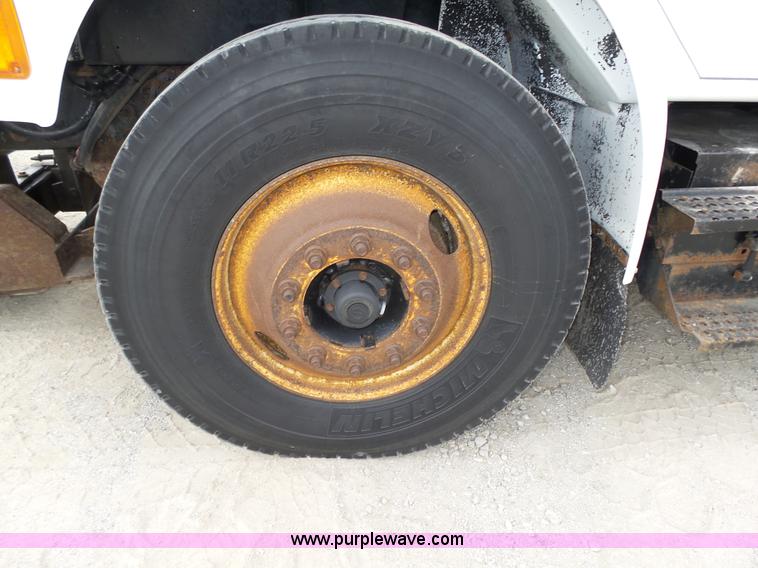 image for item K8438 2001 International 4700 dump truck