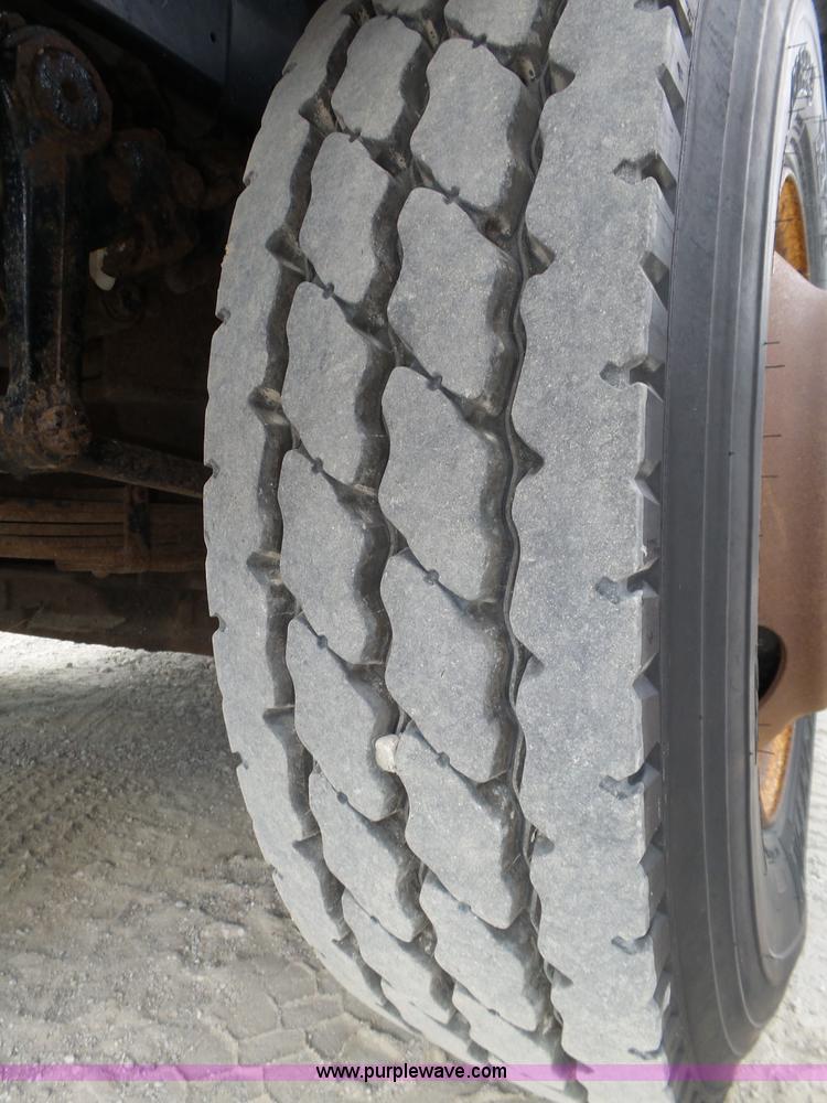 image for item K8438 2001 International 4700 dump truck