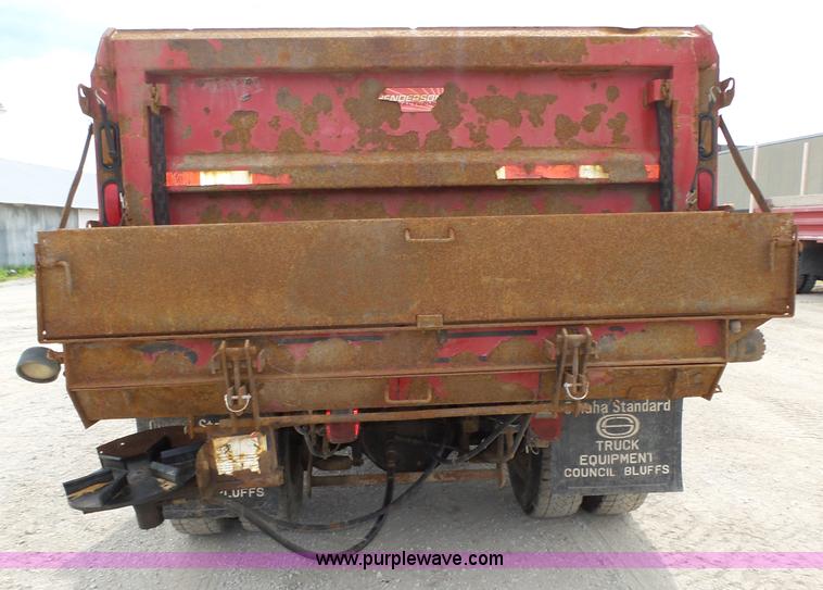 image for item K8439 2001 International 4700 dump truck