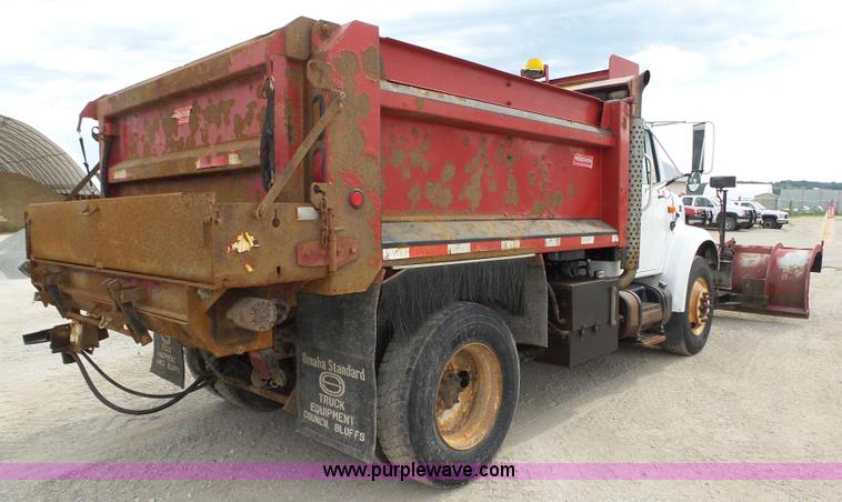 image for item K8439 2001 International 4700 dump truck