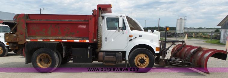 image for item K8439 2001 International 4700 dump truck