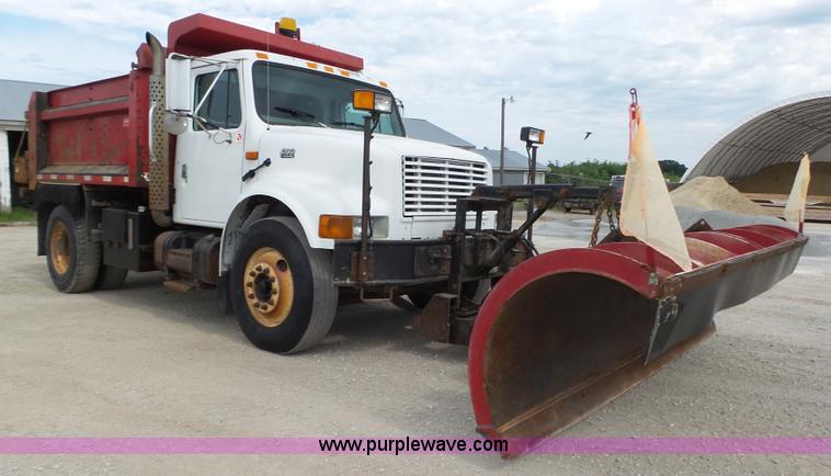 image for item K8439 2001 International 4700 dump truck