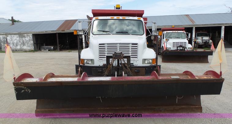 image for item K8439 2001 International 4700 dump truck