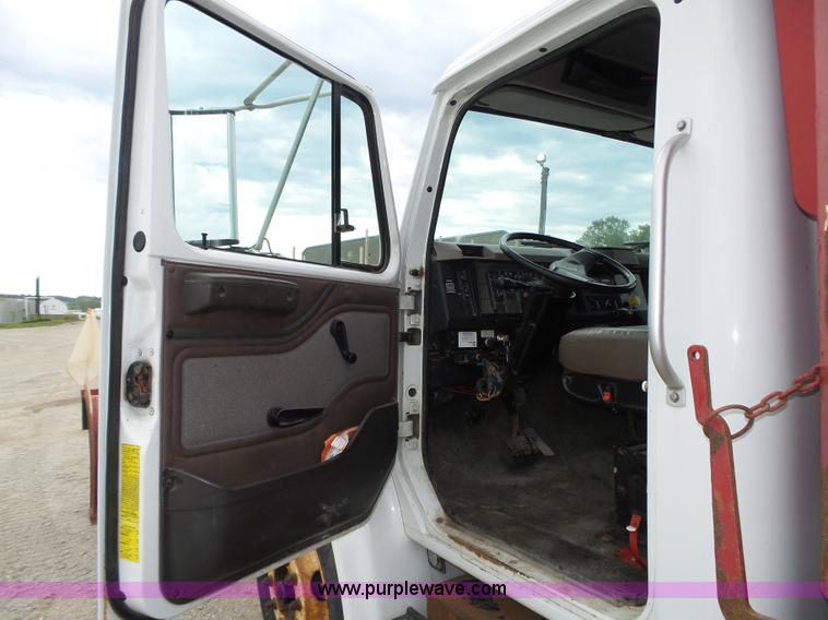 image for item K8439 2001 International 4700 dump truck