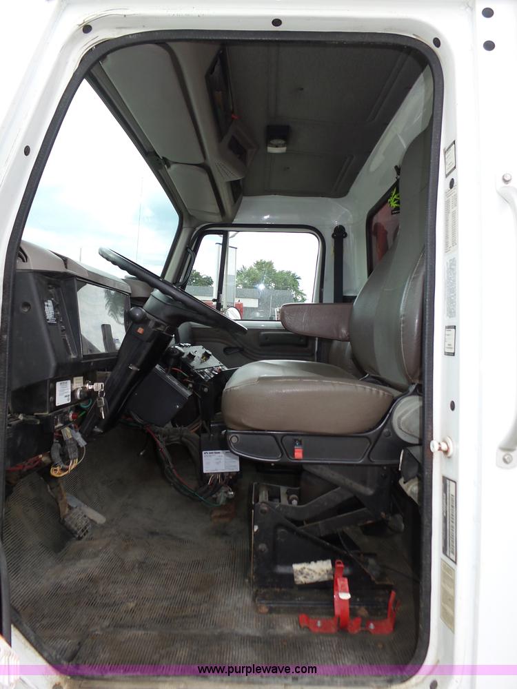 image for item K8439 2001 International 4700 dump truck