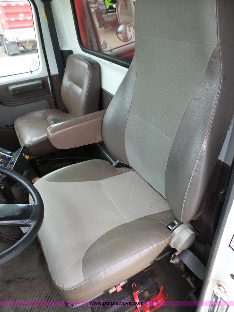 image for item K8439 2001 International 4700 dump truck