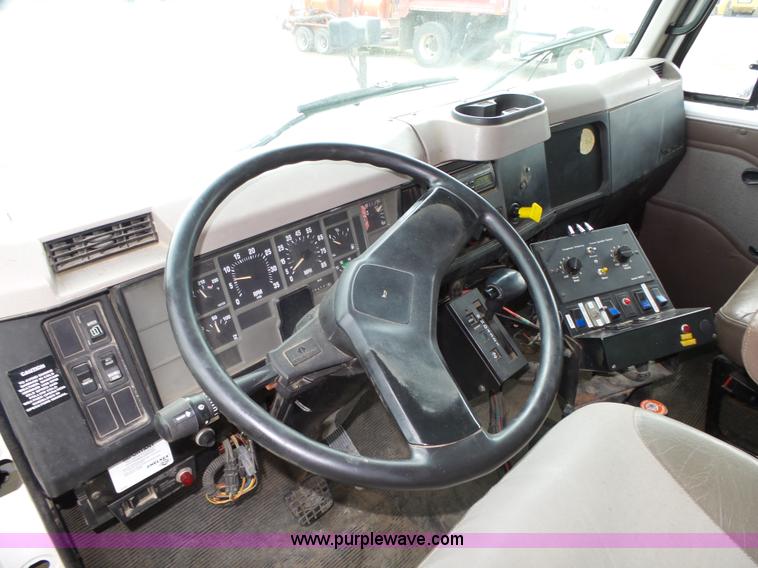 image for item K8439 2001 International 4700 dump truck
