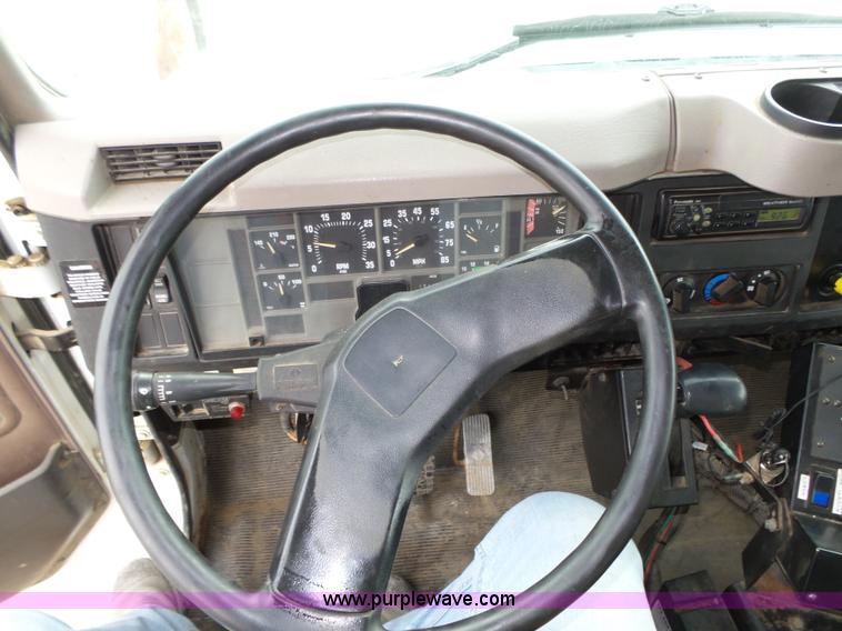 image for item K8439 2001 International 4700 dump truck