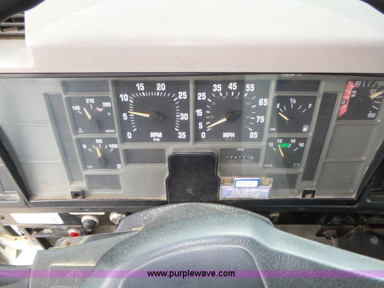 image for item K8439 2001 International 4700 dump truck