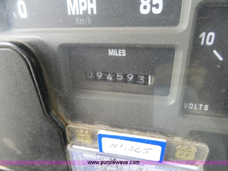 image for item K8439 2001 International 4700 dump truck