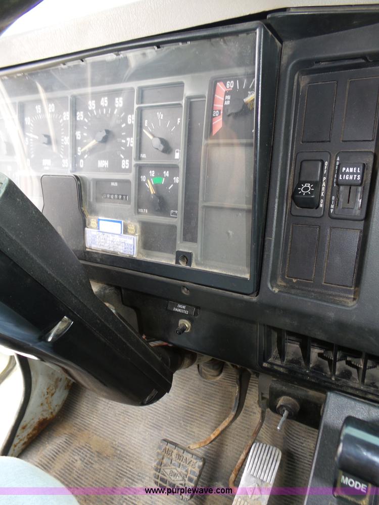 image for item K8439 2001 International 4700 dump truck