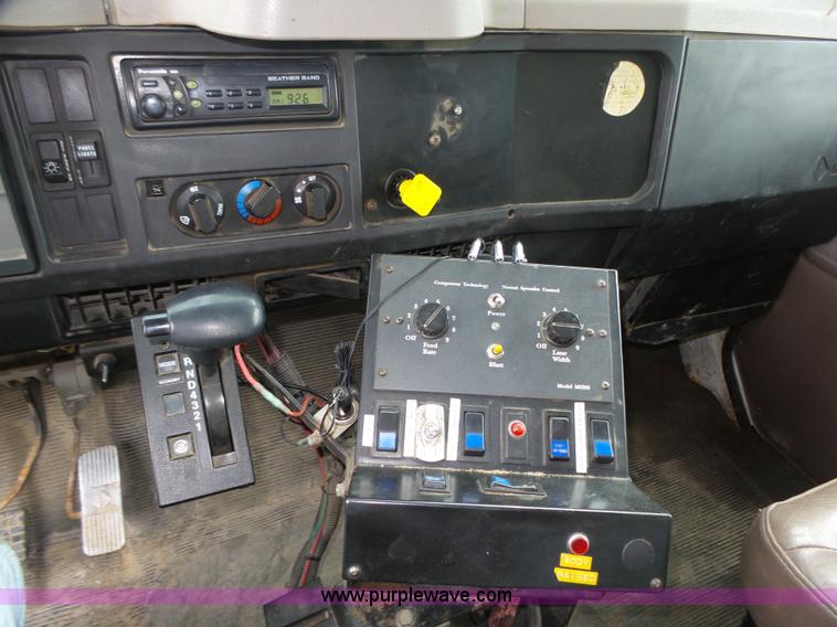 image for item K8439 2001 International 4700 dump truck