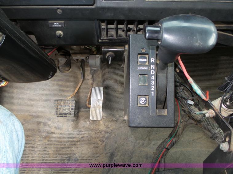 image for item K8439 2001 International 4700 dump truck