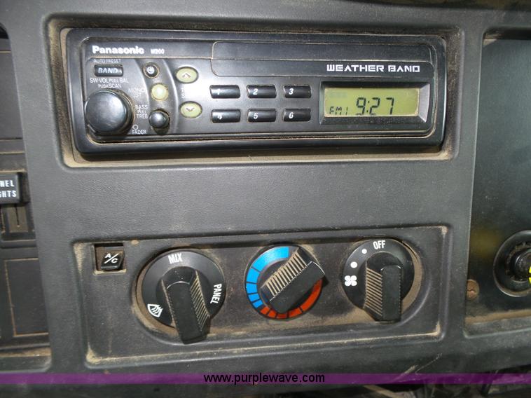 image for item K8439 2001 International 4700 dump truck