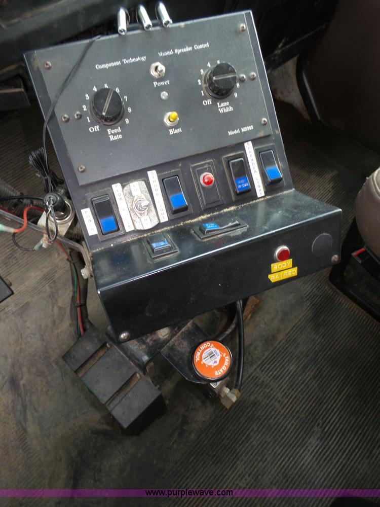 image for item K8439 2001 International 4700 dump truck