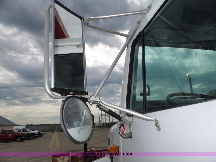 image for item K8439 2001 International 4700 dump truck