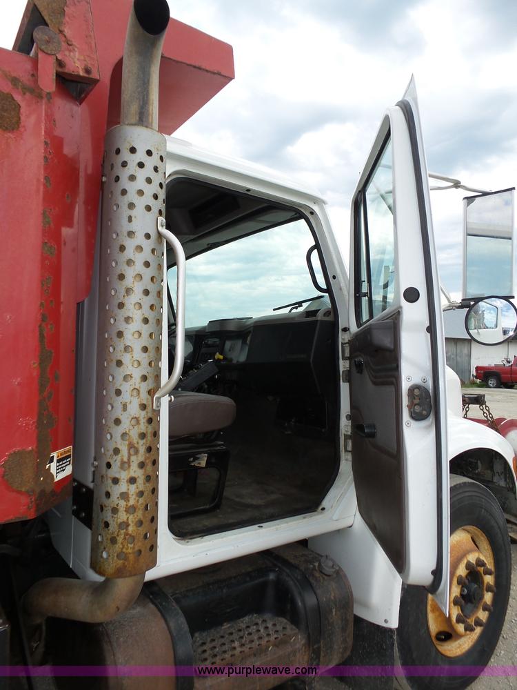 image for item K8439 2001 International 4700 dump truck