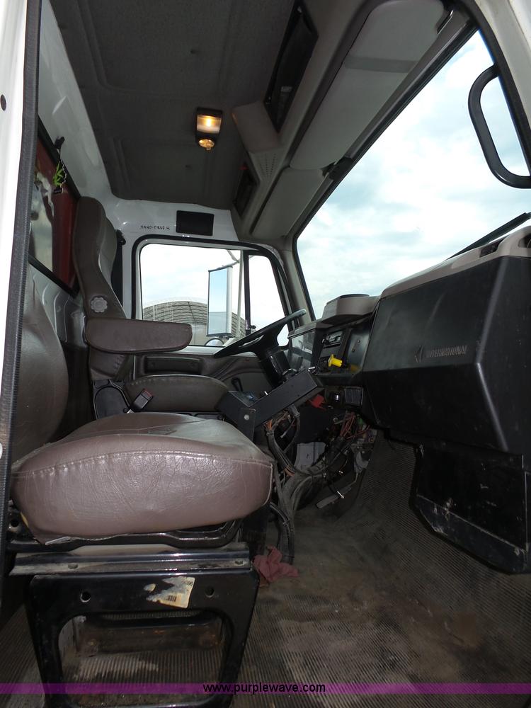 image for item K8439 2001 International 4700 dump truck