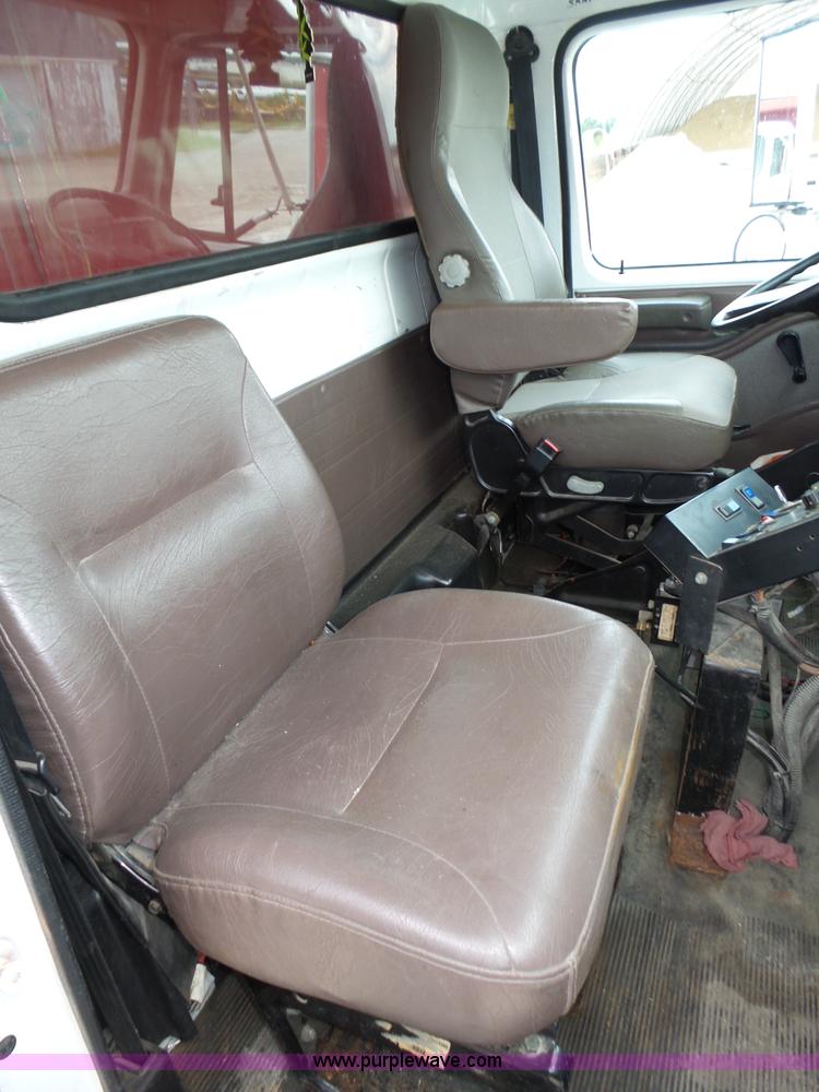 image for item K8439 2001 International 4700 dump truck