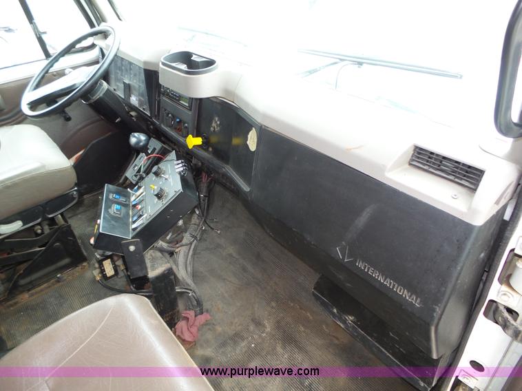 image for item K8439 2001 International 4700 dump truck