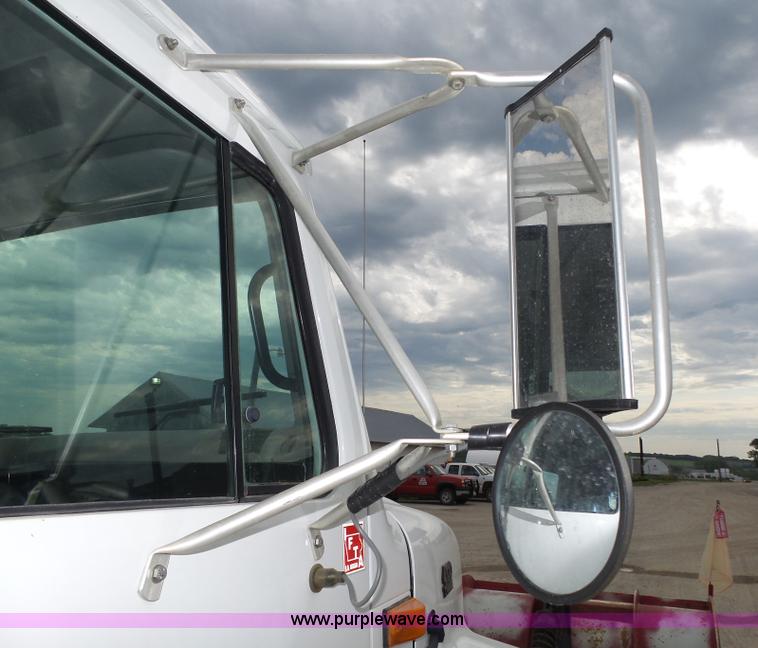 image for item K8439 2001 International 4700 dump truck