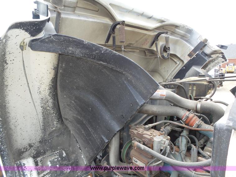 image for item K8439 2001 International 4700 dump truck