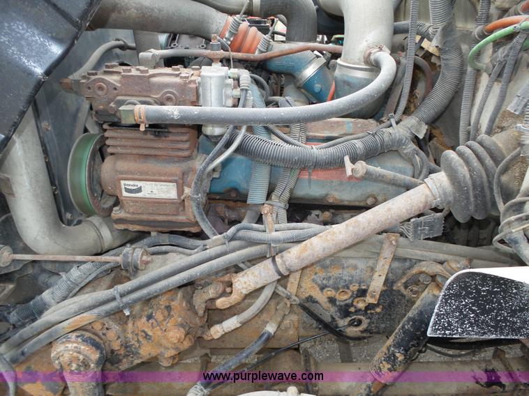 image for item K8439 2001 International 4700 dump truck