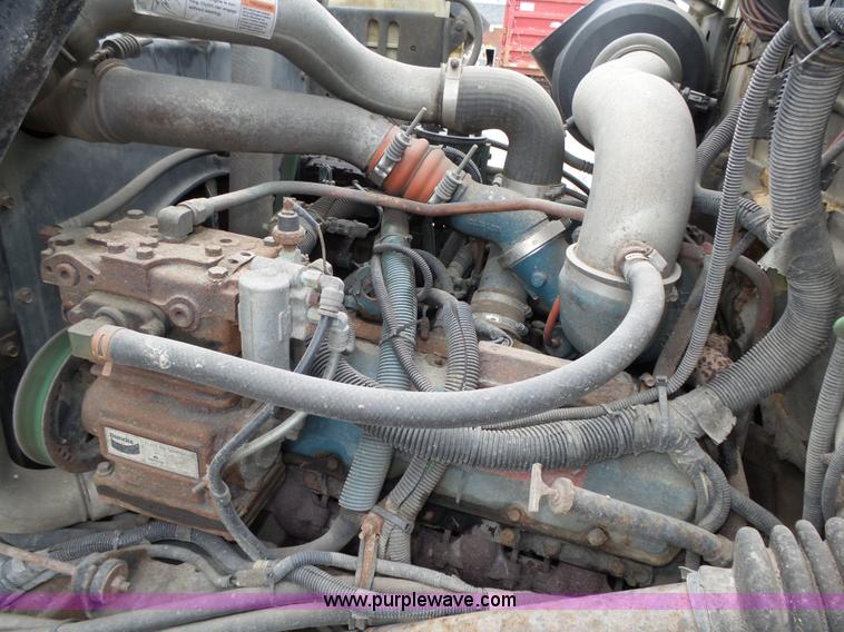 image for item K8439 2001 International 4700 dump truck