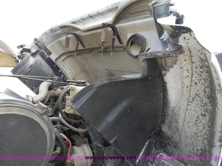 image for item K8439 2001 International 4700 dump truck