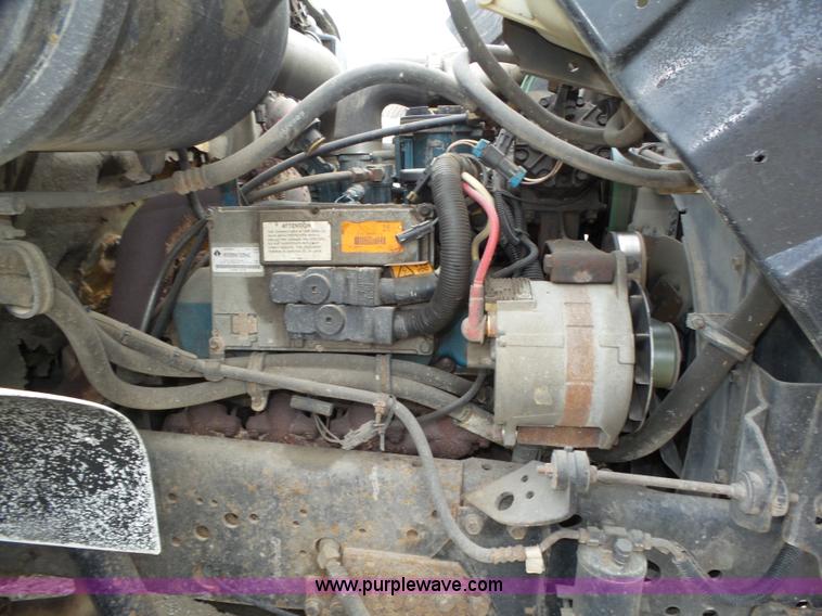 image for item K8439 2001 International 4700 dump truck